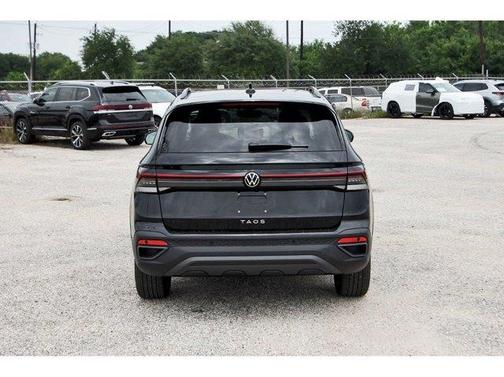 Deep Black Pearl 2026 Volkswagen Taos 1.5T SE Black