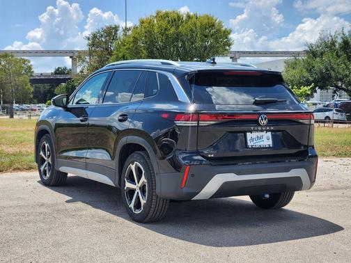 Deep Black Pearl 2026 Volkswagen Tiguan 2.0T SE