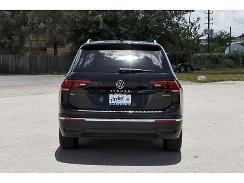 Deep Black Pearl Effect 2022 Volkswagen Tiguan 2.0T SE