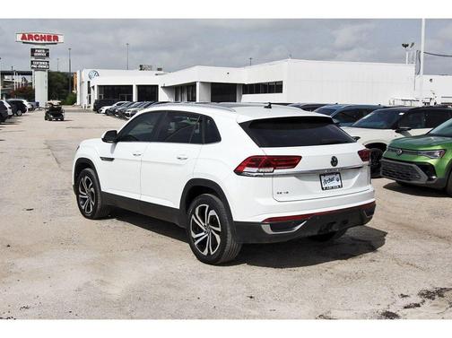 Pure White 2022 Volkswagen Atlas Cross Sport 3.6L V6 SE w/Technology