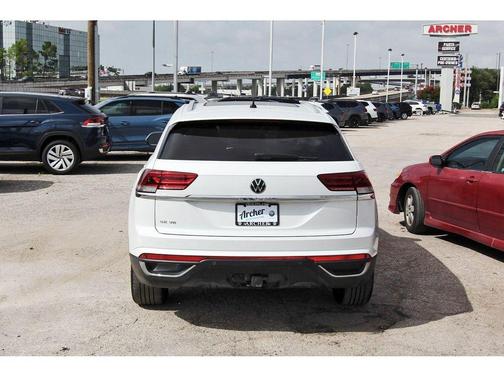 Pure White 2022 Volkswagen Atlas Cross Sport 3.6L V6 SE w/Technology
