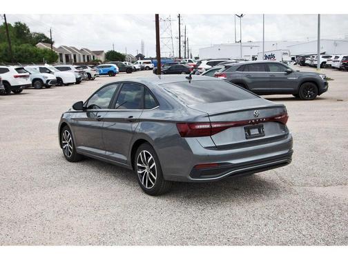 Platinum Gray Metallic 2026 Volkswagen Jetta 1.5T SE
