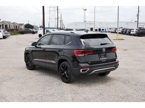 Deep Black Pearl Effect 2023 Volkswagen Taos 1.5T SE