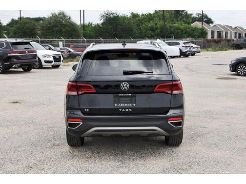 Deep Black Pearl Effect 2023 Volkswagen Taos 1.5T SE