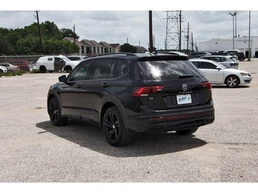Deep Black Pearl Effect 2023 Volkswagen Tiguan 2.0T SE R-Line Black