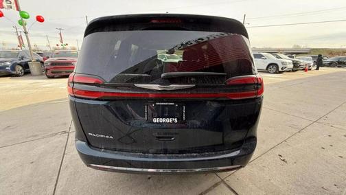 2022 Chrysler Pacifica Touring-L