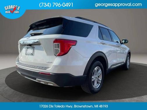 White 2023 Ford Explorer XLT