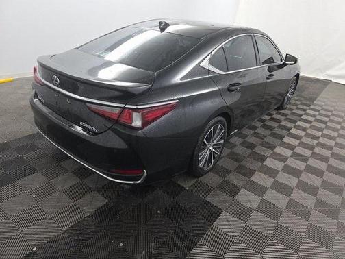 2022 Lexus ES 300h Base