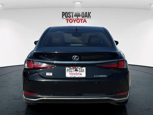 2022 Lexus ES 300h Base