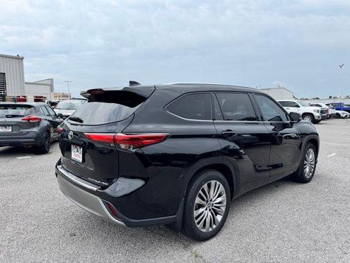 Midnight Black Metallic 2023 Toyota Highlander Platinum