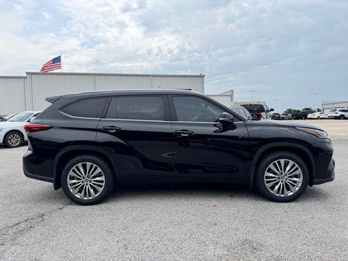 Midnight Black Metallic 2023 Toyota Highlander Platinum