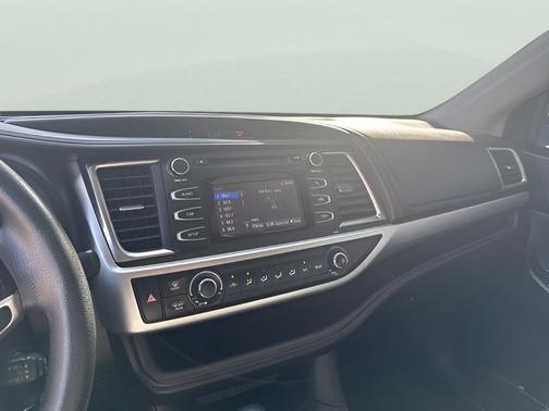 Silver Sky Metallic 2016 Toyota Highlander LE