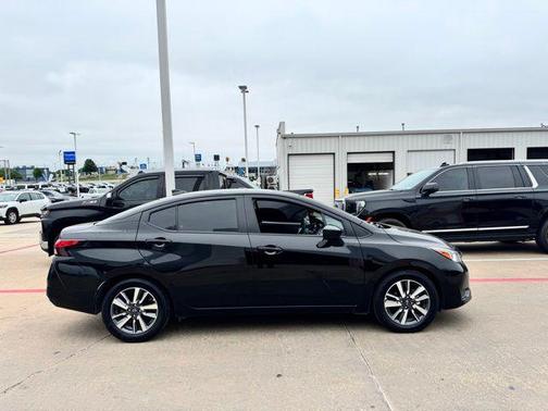 Super Black Metallic 2023 Nissan Versa 1.6 SV