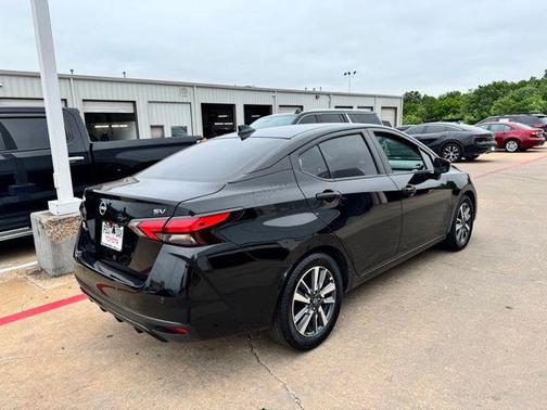 Super Black Metallic 2023 Nissan Versa 1.6 SV