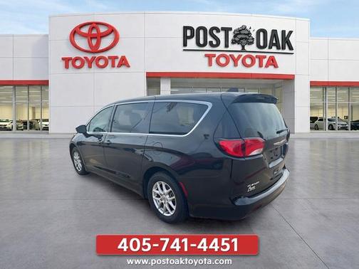 Brilliant Black Crystal Pearlcoat 2024 Chrysler Voyager LX