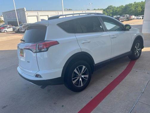 Super White 2018 Toyota RAV4 XLE