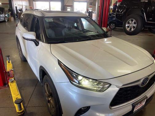 Wind Chill Pearl 2023 Toyota Highlander Hybrid XLE