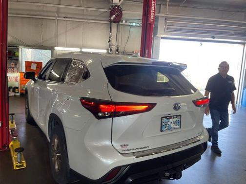 Wind Chill Pearl 2023 Toyota Highlander Hybrid XLE