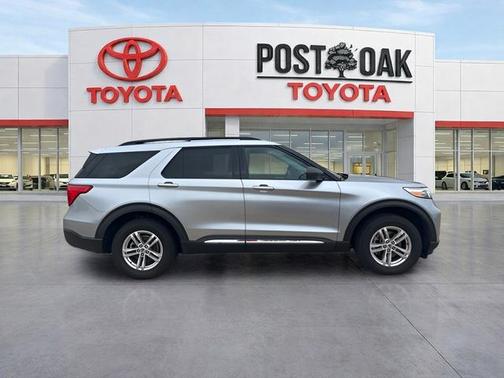Iconic Silver Metallic 2022 Ford Explorer XLT