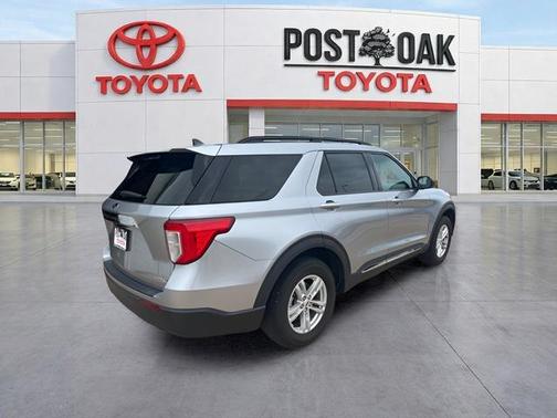 Iconic Silver Metallic 2022 Ford Explorer XLT