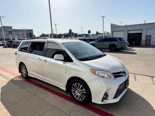 Blizzard Pearl 2018 Toyota Sienna XLE Premium