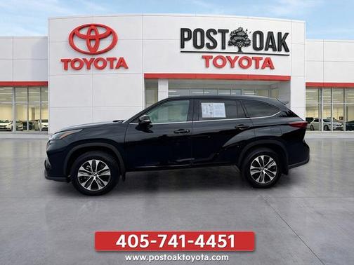 Midnight Black Metallic 2022 Toyota Highlander XLE