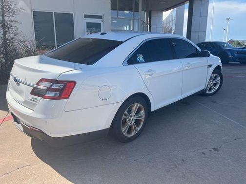 White 2015 Ford Taurus SEL