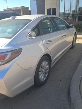 2017 Hyundai SONATA Hybrid SE