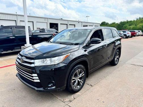 Midnight Black Metallic 2018 Toyota Highlander LE I4