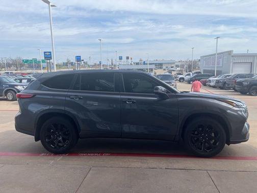 Magnetic Gray Metallic 2023 Toyota Highlander LE