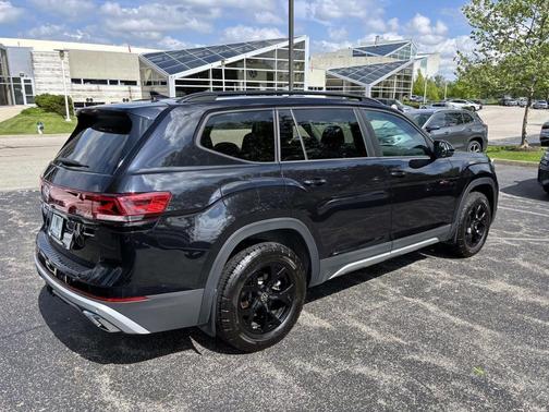 Deep Black Pearl 2025 Volkswagen Atlas 2.0T Peak Edition