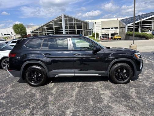 Deep Black Pearl 2025 Volkswagen Atlas 2.0T Peak Edition