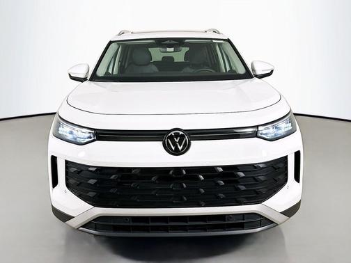 Pure White 2025 Volkswagen Tiguan 2.0T SE 4MOTION