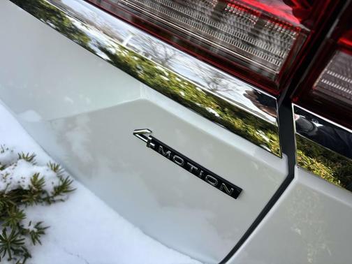 Opal White Pearl 2026 Volkswagen Atlas 2.0T SE w/Technology 4MOTION