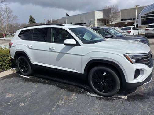 Opal White Pearl 2026 Volkswagen Atlas 2.0T SE w/Technology 4MOTION