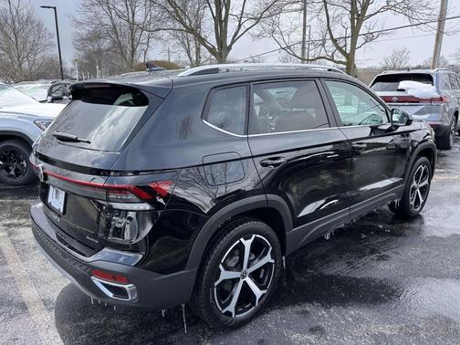 Deep Black Pearl 2026 Volkswagen Taos SEL