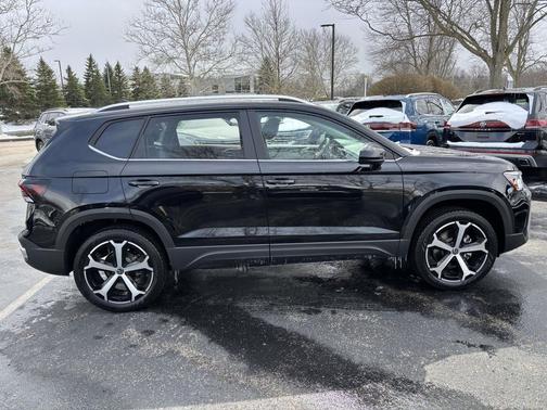 Deep Black Pearl 2026 Volkswagen Taos SEL