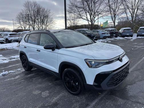 Pure White w/Deep Black Roof 2026 Volkswagen Taos SE Black