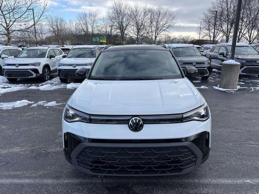 Pure White w/Deep Black Roof 2026 Volkswagen Taos SE Black