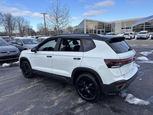 Pure White w/Deep Black Roof 2026 Volkswagen Taos SE Black