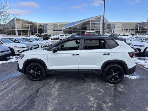 Pure White w/Deep Black Roof 2026 Volkswagen Taos SE Black