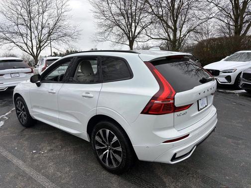2023 Volvo XC60 B5 Plus Dark Theme