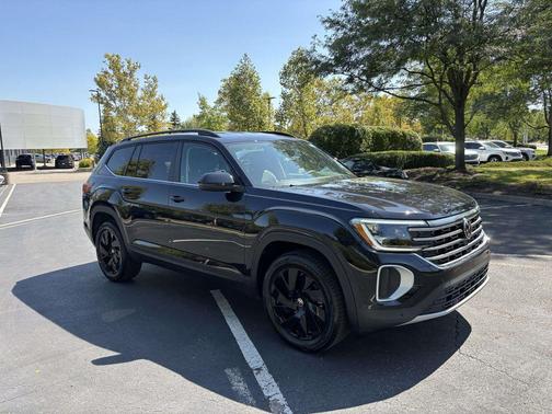 Deep Black Pearl 2026 Volkswagen Atlas 2.0T SE w/Technology 4MOTION