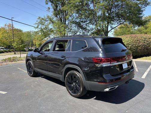 Deep Black Pearl 2026 Volkswagen Atlas 2.0T SE w/Technology 4MOTION
