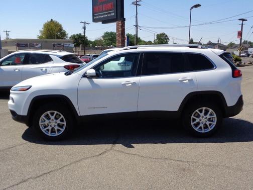 Photo 4 of 18 of 2017 Jeep Cherokee Latitude