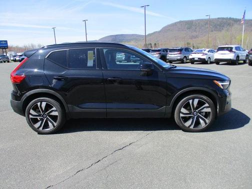 Onyx Black Metallic 2023 Volvo XC40 B5 Plus Dark Theme