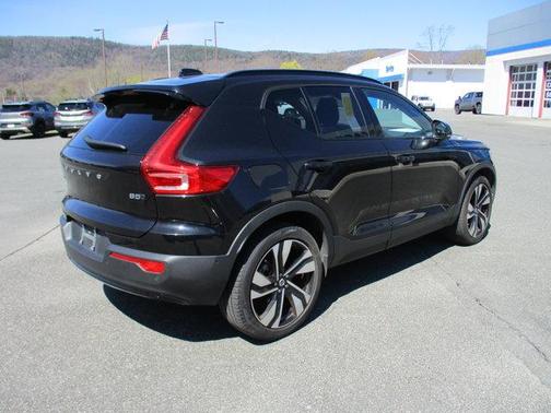 Onyx Black Metallic 2023 Volvo XC40 B5 Plus Dark Theme