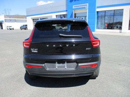 Onyx Black Metallic 2023 Volvo XC40 B5 Plus Dark Theme