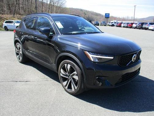 Onyx Black Metallic 2023 Volvo XC40 B5 Plus Dark Theme