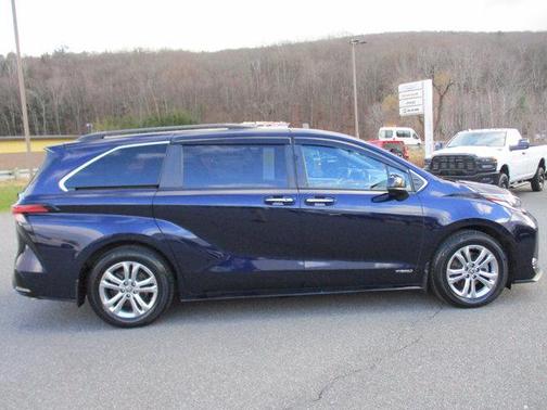 2021 Toyota Sienna XSE 7 Passenger